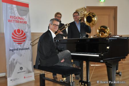 Ein Hoch auf die Musik – von links nach rechts: Eddi Kleinschnittger, pädagogischer Leiter der Kreismusikschule Paderborn, Anne Jöricke (Kreismusikschule Paderborn) und Heinz-Josef Struckmeier, stellvertretender Kulturamtsleiter, freuen sich auf den Regionalwettbewerb in Paderborn und die jungen Musiktalente (Foto: Kreis Paderborn) Ein Hoch auf die Musik – von links nach rechts: Eddi Kleinschnittger, pädagogischer Leiter der Kreismusikschule Paderborn, Anne Jöricke (Kreismusikschule Paderborn) und Heinz-Josef Struckmeier, stellvertretender Kulturamtsleiter, freuen sich auf den Regionalwettbewerb in Paderborn und die jungen Musiktalente (Foto: Kreis Paderborn)