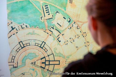 Bebauungsplan der SS-Burganlage und der Siedlung Wewelsburg mit eingetragenen Parzellen des Dorfes, Hermann Bartels im Februar 1944 (Foto: Lina Loos für das  Kreismuseum Wewelsburg)