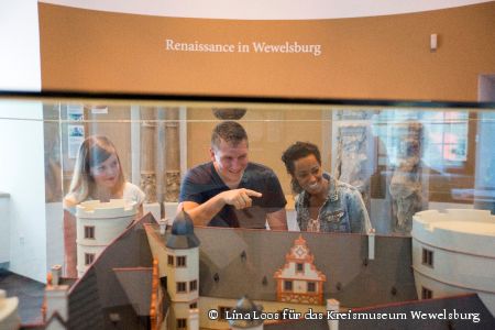 Am Burgmodell der Wewelsburg. (Foto: Lina Loos für das Kreismuseum Wewelsburg)