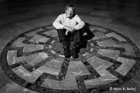 Das Lebensborn-Kind Patrick Lasch (ursprünglicher Vorname Attila) inmitten der Sonnenradinkrustation im von Heinrich Himmler geplanten Versammlungsort für SS-Führer in der Wewelsburg. (Foto: Marc E. Babej)