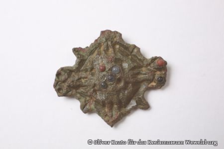 Kreuzfibel, 1. Hälfte 9. Jh. (Foto: Oliver Krato für das Kreismuseum Wewelsburg)
