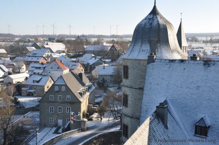 Blick vom Nordturm auf das ehemalige Wachgebäude der heutigen Erinnerungs- und Gedenkstätte Wewelsburg 1933 – 1945 (Bild: Kreismuseum Wewelsburg)