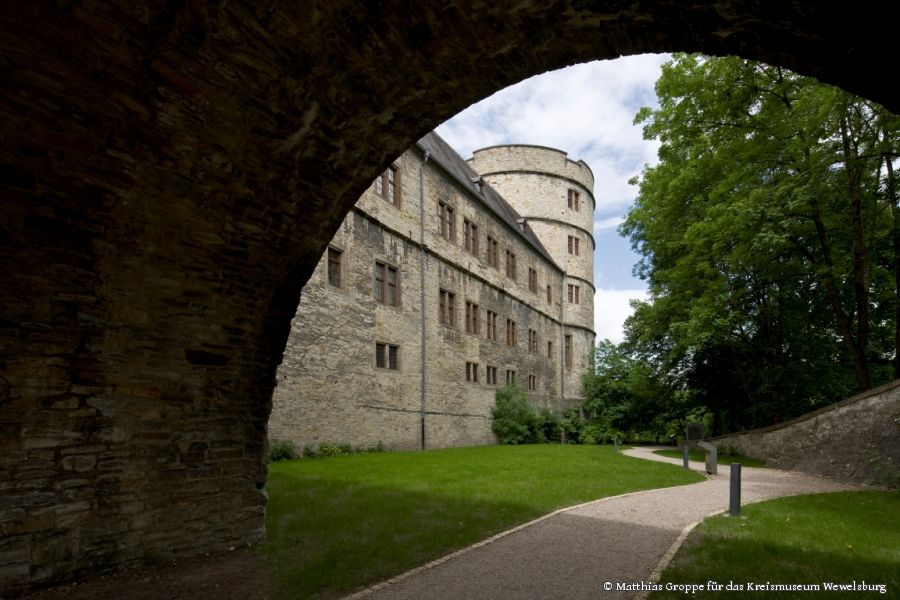 Im Burggraben der Wewelsburg. (Foto: Matthias Groppe für das Kreismuseum Wewelsburg)