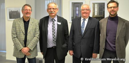 Vertretung  vom FOTOFORUM OWL Jürgen Kemper und Reinhold Berenskötter, stellv. Landrat Vinzenz Heggen und stellv. Museumsleiter Andreas Weiß (Foto: Kreismuseum Wewelsburg)