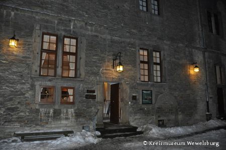 Das Hörtheater Lauschsalon gastiert am Freitag, 4. Dezember, um 19.30 Uhr im Burgsaal der Wewelsburg mit seinem Programm "Nachtschneeherz – Wenn die Tage dunkler werden…“. (Foto: Kreismuseum Wewelsburg)