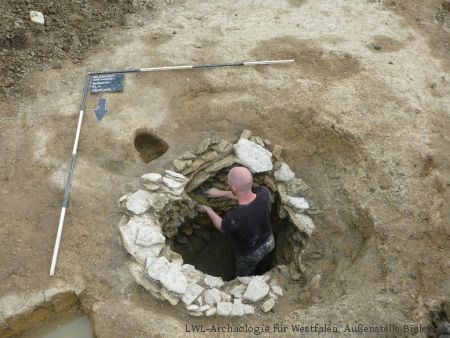 Freilegung eines frühmittelalterlichen Brunnens der Wüstung Bodene, östlich von Helmern (Foto: LWL-Archäologie für Westfalen, Außenstelle Bielefeld)