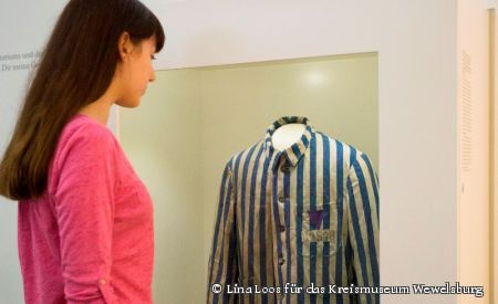 Mit ihrer Zivilkleidung gaben die Menschen im Konzentrationslager auch ihren persönlichen Namen ab. Die Sommerjacke des Häftlings Max Schubert ist während der öffentlichen Führung am Sonntag, 25. Oktober, in der Dauerausstellung in der Wewelsburg zu sehen. (Foto: Lina Loos für das Kreismuseum Wewelsburg)      