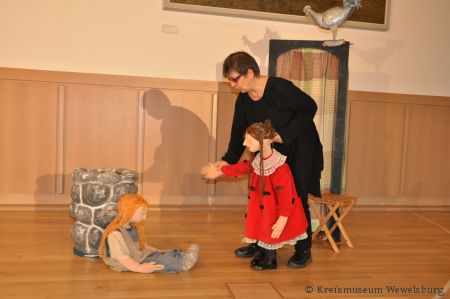Das Figurentheater „Petit Bec“ mit dem Märchen „Frau Holle“ im Dezember 2013 im Burgsaal der Wewelsburg. (Foto: Kreismuseum Wewelsburg)