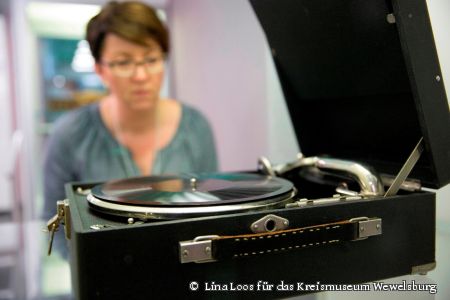 Die Zeugen Jehovas - damals auch „Ernste Bibelforscher“ genannt - benutzten schon früh zur öffentlichen Verkündigung Koffergrammophone. (Foto: Lina Loos für das Kreismuseum Wewelsburg)