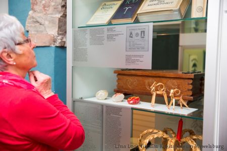 Vom vergeblichen Versuch, das Weihnachtsfest abzuschaffen -  Vitrine in der Dauerausstellung informiert zum Thema (Foto: Lina Loos für das Kreismuseum Wewelsburg)