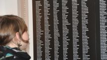Holztafeln mit 1.285 Namen erinnern an Opfer der grausamen NS-Zeit