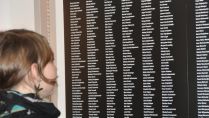Holztafeln mit 1.285 Namen erinnern an Opfer der grausamen NS-Zeit