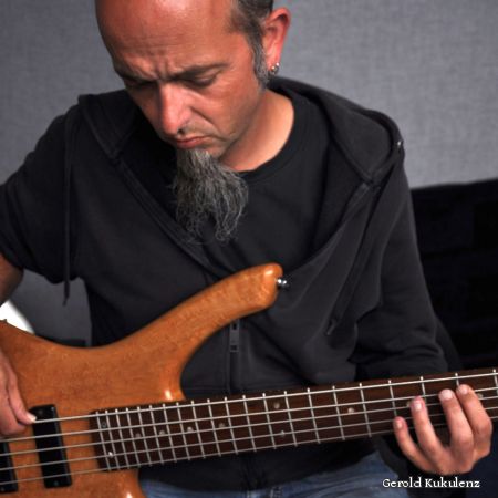 Im Rahmen der Museumsnacht spielt der Paderborner Multiinstrumentalist Gerold Kukulenz entspannte Beats und elektronische Klänge. 
