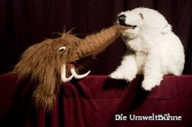 Ursl und Helmut reisen als unfreiwillige Copiloten durch die diverse Erdzeitalter (Foto: Die UmweltBühne)