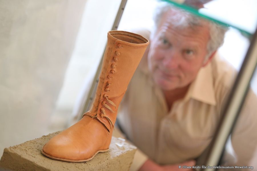 „Auf großem Fuß leben“ (Foto: Oliver Krato für das Kreismuseum Wewelsburg)