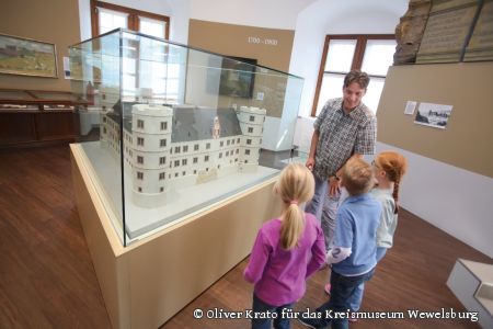 Am Burgmodell der Wewelsburg. (Foto: Oliver Krato für das Kreismuseum Wewelsburg)