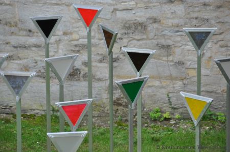 Die Installation „verinnern“  in der Gräfte der Wewelsburg verweist symbolisch auf den „Winkel“, den Inhaftierte in den Konzentrationslagern tragen mussten. (Installation (2015) von den Künstlerinnen Christine Steuernagel und Christa Niestrath; Bild: Kreismuseum Wewelsburg)