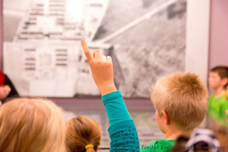 Grundschulkinder der vierten Klasse im Rahmen der Bildungsangebotes „Die Hingucker“ in der Erinnerungs- und Gedenkstätte Wewelsburg 1933 – 1945 (Foto: Lina Loos für das Kreismuseum Wewelsburg)