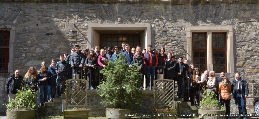 Sind beim EU-Projekt Erasmus Plus „Listen Stories engaged in the Past  - The Second World War“ dabei: 35 Schülerinnen und Schüler aus Deutschland, Großbritannien, Kroatien, Rumänien und der Türkei. (Foto: Amt für Presse- und Öffentlichkeitsarbeit, Kreis Paderborn, Anna-Sophie Schindler) 
