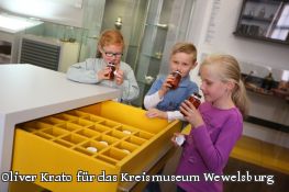 Sind darin fremd- oder exotische Gewürze zu riechen? (Foto: Oliver Krato für das Kreismuseum Wewelsburg)