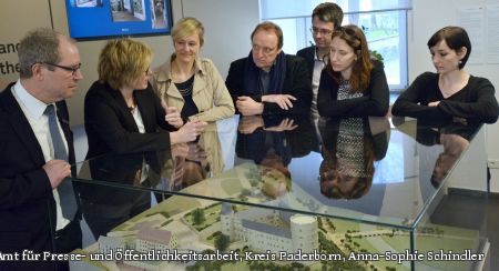 Schauen sich die Gedenkstätte im Kreismuseum Wewelsburg an: Landrat Manfred Müller, Museumsleiterin Kirsten John-Stucke, Kulturministerin Christina Kampmann, Prof. Dr. Alfons Kenkmann (Vorsitzender des Arbeitskreises NS-Gedenkstätten und Erinnerungsorte in NRW), Dr. Stefan Mühlhofer (Mahn- und Gedenkstätte Steinwache Dortmund), Deborah Hartmann und Dr. Birte Hewera (beide Deutsche Bildungsabteilung der Gedenkstätte Yad Vashem). (Foto: Amt für Presse- und Öffentlichkeitsarbeit, Kreis Paderborn, Anna-Sophie Schindler) Schauen sich die Gedenkstätte im Kreismuseum Wewelsburg an: Landrat Manfred Müller, Museumsleiterin Kirsten John-Stucke, Kulturministerin Christina Kampmann, Prof. Dr. Alfons Kenkmann (Vorsitzender des Arbeitskreises NS-Gedenkstätten und Erinnerungsorte in NRW), Dr. Stefan Mühlhofer (Mahn- und Gedenkstätte Steinwache Dortmund), Deborah Hartmann und Dr. Birte Hewera (beide Deutsche Bildungsabteilung der Gedenkstätte Yad Vashem). (Foto: Amt für Presse- und Öffentlichkeitsarbeit, Kreis Paderborn, Anna-Sophie Schindler)
