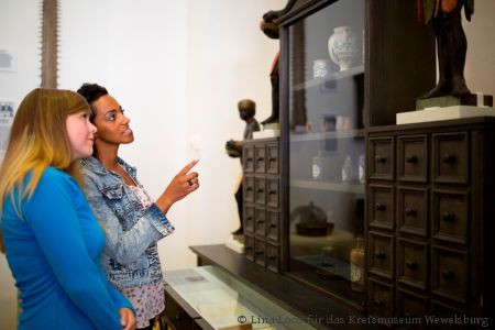 Der Apothekenschrank mit Objekten aus der Residenzapotheke in Büren und der Apotheke in Fürstenberg. (Foto: Lina Loos für das Kreismuseum Wewelsburg)