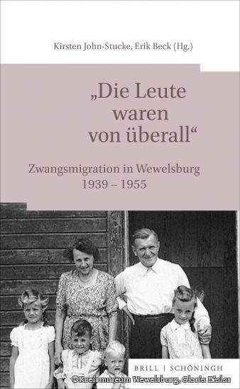 Museumsleiterin Kirsten John-Stucke und Dr. Erik Becks neue Publikation „Die Leute waren von überall“ ©Kreismuseum Wewelsburg, Gloria Bialas