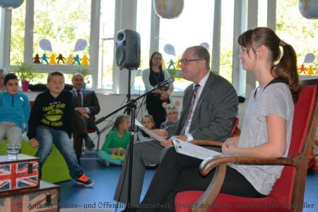 Vielfalt Sprache: Landrat Manfred Müller (links) liest mit Xenia Kern bei der Eröffnung der Aktionstage die Fabel „Der Fuchs und der Rabe“. (Foto:  Amt für Presse- und Öffentlichkeitsarbeit, Kreis Paderborn, Anna-Sophie Schindler)