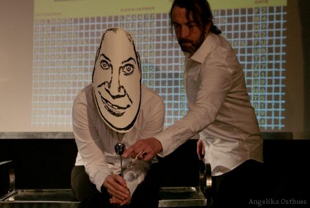 Johanna Kollet und Jörg Schulze-Neuhoff in der Flüchtlingssatire "Asylant im Wunderland" (Foto: Angelika Osthues)