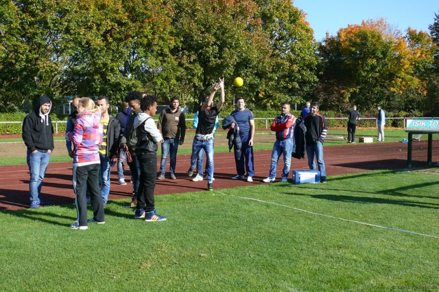 Wer am weitesten wirft gewinnt: Flüchtlinge und Einheimische in Borchen machen gemeinsam Sport. (Foto: Kreis Paderborn)