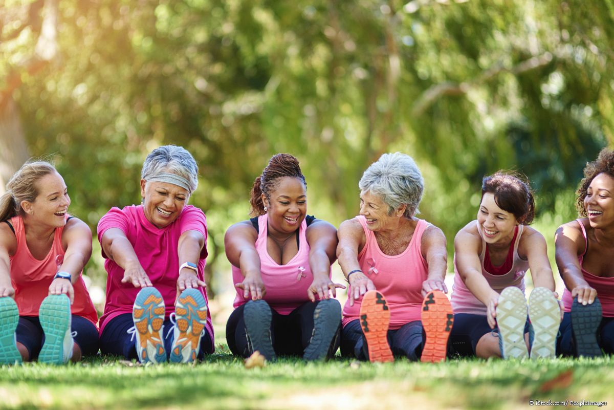 Eine Gruppe von Frauen wärmt sich zum Sport im Freien auf