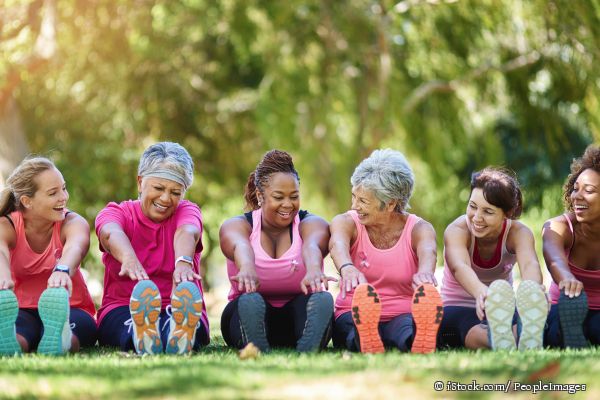 Eine Gruppe von Frauen wärmt sich zum Sport im Freien auf