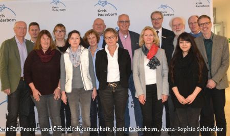 Die Arbeitsgruppe „Altengerechte Quartiersentwicklung“:  von links nach rechts, vordere Reihe: Peter Teschner (Seniorenbeirat Delbrück ), Efi Hermes-Burgdorf (Servicestelle Familie, Kinder, Senioren Bad Lippspringe),   Marion Bubestinger (Stadt Büren), Gisela Kriener (KIM-Wohnberatung),  Margot Becker (Sozial-Fachplanung Kreis Paderborn), Melis Demir (Integrationsrat der Stadt Paderborn),  Diplom Sozialwissenschaftler Thomas Risse (Referent, Landesbüro altengerechte Quartiere.NRW). Von links nach rechts hintere Reihe: Günther Agethen (Sozialamtsleiter, Kreis Paderborn), Lisa Meschede (Stadt Salzkotten), Christa Kröger (Pflegeberatung, Kreis Paderborn), Jürgen J. Half (Seniorenbeirat Bad Lippspringe), Werner Jülke (Vorsitzender des Sozial- und Gesundheitsausschusses), Dr. Ulrich Conradi (Kreisdirektor), Sigfried Schröder (Ombudsmann für schwerst-mehrfach behinderte Menschen Kreis Paderborn), Michael Kramps (Seniorenbüro Stadt Paderborn). Es fehlt auf dem Foto: Rita Köllner (Familienbeauftragte der Stadt Delbrück). (Foto: Amt für Presse- und Öffentlichkeitsarbeit, Kreis Paderborn, Anna-Sophie Schindler)  
