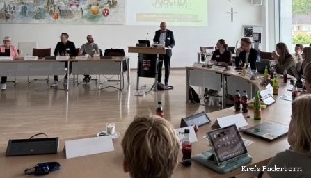 Der Landrat spricht bei der 5. Kreisjugendbeteiligungskonferenz