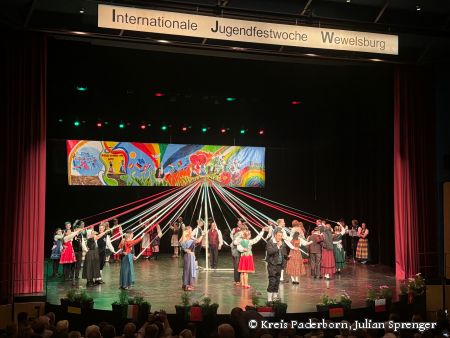 Die Gruppen der 35. Jugendfestwoche tanzten 2024  auf dem „Galaabend der Folklore“ in der Paderhalle den Bändertanz. © Kreis Paderborn, Julian Sprenger