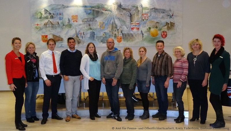 Die neuen Mitglieder des Jugendamtselternbeirats und Mitarbeiter des Kreisjugendamtes: Edith Rehmann-Decker (Kreisjugendamt, von links), Andrea Sonnenberg (Kreisjugendamt), Mark Gabrys (Kommunale Kita Weiberg, Büren), René Dusch (Katholische Kita St. Marien, Bad Lippspringe), Nicole Dudde-Deckert (Familienzentrum Pusteblume, Delbrück), Oliver Krause (Kommunale Kita Schulstr., Hövelhof), Yvonne Krause (Kommunale Kita Rasselbande, Bad Wünnenberg), Jennifer Gutzeit (Familienzentrum Kunterbunt Thüle, Salzkotten), Martin Klinkemeier (Kommunale Kita Kunterbunt, Delbrück), Margit Schulz (Katholische Kita Liebfrauen, Büren), Claudia Wendt (Kolping Kindergarten, Borchen), Sarah Brandhorst (Kreisjugendamt). (Foto: Amt für Presse- und Öffentlichkeitsarbeit, Kreis Paderborn, Dietmar Pannenberg) Die neuen Mitglieder des Jugendamtselternbeirats und Mitarbeiter des Kreisjugendamtes: Edith Rehmann-Decker (Kreisjugendamt, von links), Andrea Sonnenberg (Kreisjugendamt), Mark Gabrys (Kommunale Kita Weiberg, Büren), René Dusch (Katholische Kita St. Marien, Bad Lippspringe), Nicole Dudde-Deckert (Familienzentrum Pusteblume, Delbrück), Oliver Krause (Kommunale Kita Schulstr., Hövelhof), Yvonne Krause (Kommunale Kita Rasselbande, Bad Wünnenberg), Jennifer Gutzeit (Familienzentrum Kunterbunt Thüle, Salzkotten), Martin Klinkemeier (Kommunale Kita Kunterbunt, Delbrück), Margit Schulz (Katholische Kita Liebfrauen, Büren), Claudia Wendt (Kolping Kindergarten, Borchen), Sarah Brandhorst (Kreisjugendamt). (Foto: Amt für Presse- und Öffentlichkeitsarbeit, Kreis Paderborn, Dietmar Pannenberg)
