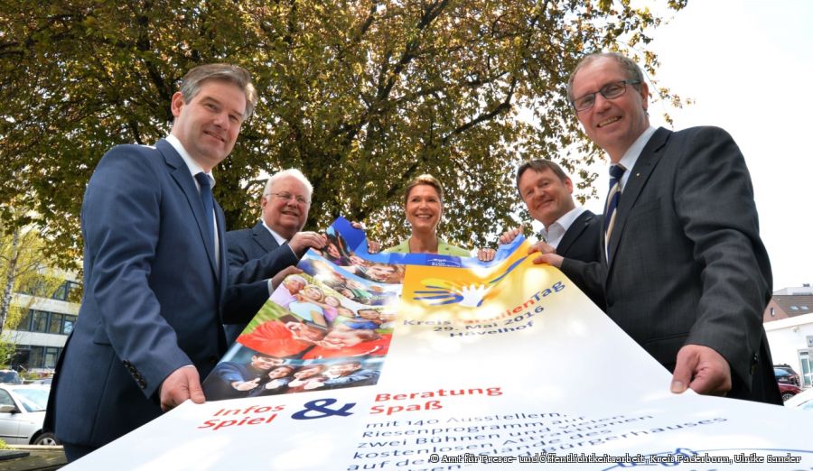Stellen das Programm des Kreisfamilientages 2016 vor (von links): Michael Berens (Bürgermeister der Gemeinde Hövelhof), Friedhelm Kaup (Vorsitzender des Jugendhilfeausschusses des Kreises Paderborn), Edith Rehmann-Decker vom Kreisjugendamt, Organisatorin des Kreisfamilientages, Günther Uhrmeister (Leiter des Jugendamtes Kreis Paderborn), Manfred Müller (Landrat des Kreises Paderborn) (Foto: Amt für Presse- und Öffentlichtkeitsarbeit, Kreis Paderborn, Ulrike Sander)  Stellen das Programm des Kreisfamilientages 2016 vor (von links): Michael Berens (Bürgermeister der Gemeinde Hövelhof), Friedhelm Kaup (Vorsitzender des Jugendhilfeausschusses des Kreises Paderborn), Edith Rehmann-Decker vom Kreisjugendamt, Organisatorin des Kreisfamilientages, Günther Uhrmeister (Leiter des Jugendamtes Kreis Paderborn), Manfred Müller (Landrat des Kreises Paderborn) (Foto: Amt für Presse- und Öffentlichtkeitsarbeit, Kreis Paderborn, Ulrike Sander)