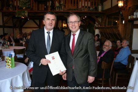 Großer Bahnhof für Hermann Hutsch (links im Bild): Landrat Manfred Müller (rechts im Bild) überreichte die Abschiedsurkunde und würdigte die herausragenden Verdienste des  langjährigen Kreisjugendamtsleiter, auf den er sich stets verlassen und auf den er bauen konnte  (Foto: mt für Presse- und Öffentlichkeitsarbeit, Kreis Paderborn, Michaela Pitz) Großer Bahnhof für Hermann Hutsch (links im Bild): Landrat Manfred Müller (rechts im Bild) überreichte die Abschiedsurkunde und würdigte die herausragenden Verdienste des  langjährigen Kreisjugendamtsleiter, auf den er sich stets verlassen und auf den er bauen konnte  (Foto: mt für Presse- und Öffentlichkeitsarbeit, Kreis Paderborn, Michaela Pitz)