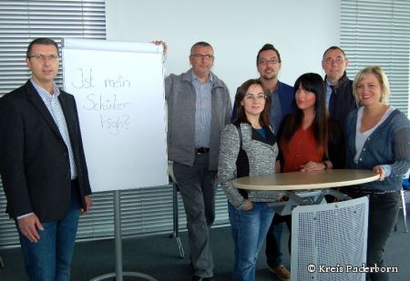 Die Referenten der Info-Veranstaltung: v.l. Kriminalhauptkommissar Peter Gall (Polizei Paderborn, Kriminalkommissariat Kriminalprävention/Opferschutz),  Michael Menne (Barmer-GEK), Valentina Beckin (Suchtkrankenhilfe im Caritasverband Paderborn e.V.), Carlos Tomé (Jugendamt Kreis Paderborn), Maike Dannewald (Jugendamt Stadt Paderborn), Ernst Rohe (AOK Nordwest), Vera Kossmann (Anlaufstelle LOBBY, Caritasverband Paderborn e.V.) (Foto: Kreis Paderborn)