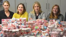 Weihnachtsengel des Rotaract-Clubs überreichen dem Kreisjugendamt Päckchen für Kinder mit Sorgen 