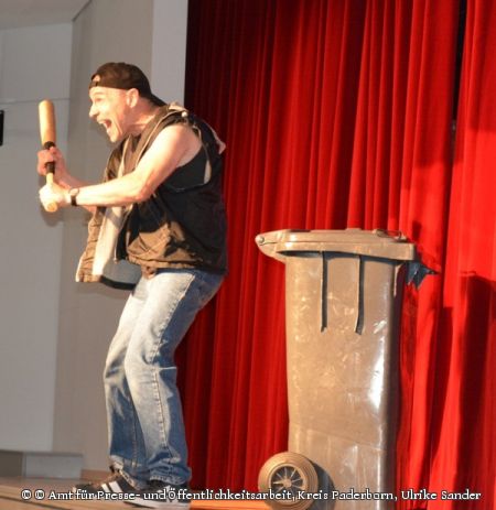 Heinz Diedenhofen beschäftigt sich im Theaterstück „Klatschkopf“ mit Gewalt und Ausländerfeindlichkeit. (Foto: © Amt für Presse- und Öffentlichkeitsarbeit, Kreis Paderborn, Ulrike Sander)