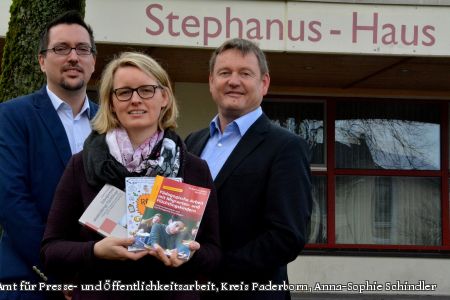 Richten die Fortbildung „Junge Flüchtlinge in Jugendarbeit und Schule“ aus: Carlos Tomé (Kreisjugendamt, Bereich Jugendschutz), Ilka Brambrink (katholische Landesarbeitsgemeinschaft Kinder- und Jugendschutz NRW) und Günther Uhrmeister (Leiter des Kreisjugendamtes). (Foto: Amt für Presse- und Öffentlichkeitsarbeit, Kreis Paderborn, Anna-Sophie Schindler)