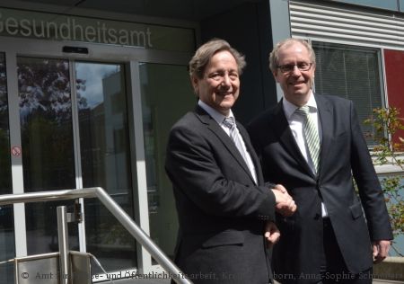 Landrat Manfred Müller (rechts im Bild) verabschiedet Kreisgesundheitsamtsleiter Dr. Georg Alles (links im Bild) in den Ruhestand (Foto: Amt für Presse- und Öffentlichkeitsarbeit, Kreis Paderborn, Anna-Sophie Schindler)