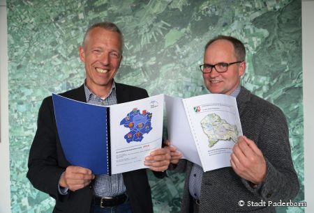  Dipl.-Ing. Axel Gurok (links), Vorsitzender des Gutachterausschusses des Kreises Paderborn und Dipl.-Ing. Rainer Ahmann (rechts), stellvertretender Vorsitzender des Gutachterausschusses der Stadt Paderborn (Foto: Stadt Paderborn)