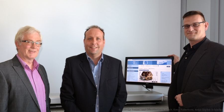 Im Kreisbauamt werden innerhalb von vier Jahren ca. 130.000 Bauakten digitalisiert: Manfred Vahle (Leiter des Kreisbauamtes, von links), Michael Richardt (Projektleiter) und Heiko Logemann (externer Dienstleister). (Foto: Amt für Presse- und Öffentlichkeitsarbeit, Kreis Paderborn, Anna-Sophie Schindler)