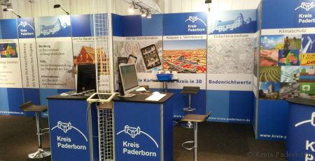 Fachleute aus den Ämtern Geoinformation, Kataster und Vermessung, Bauen und Wohnen sowie Umwelt des Kreises Paderborn beantworten auf der Messe Paderbau vom 19. bis 21. Februar Fragen zu Themen wie Energiekosten, Vermessungen und Fördermittel. (Foto: Kreis Paderborn)