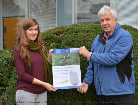 Artenschutz fördern: Melissa Jansen und Werner Sonnabend vom Kreisumweltamt beraten Hauseigentümer beim Thema Nistkästen und Nisthilfen (Foto: Amt für Presse- und Öffentlichkeitsarbeit, Kreis Paderborn, Anna-Sophie Schindler)