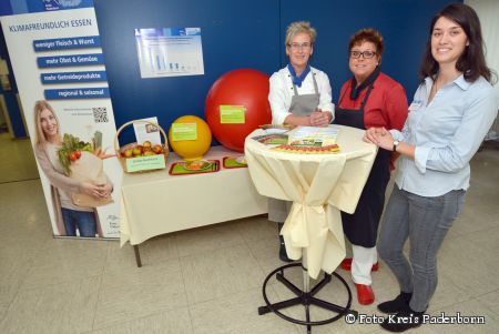 Brachten klimafreundliches Essen auf den Tisch: Ulrike Schnelle (von links) und Barbara Mündkemüller von der Kreiskantine und Klimaschutzmanagerin Désirée Hückelheim. (Foto: Kreisverwaltung Paderborn)