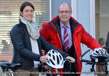 Radfahren für den Klimaschutz: Klimaschutzmanagerin Désirée Hückelheim und Landrat Manfred Müller steigen auch bei winterlichen Temperaturen aufs Fahrrad um zum Arbeitsplatz zu gelangen. (Foto: Amt für Presse- und Öffentlichkeitsarbeit, Kreis Paderborn, Anna-Sophie Schindler)