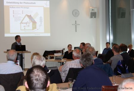 Franz Hantmann von der Deutschen Gesellschaft für Sonnenergie informierte über Solarstromspeicher im Sitzungsaal des Kreishauses Paderborn. (Foto: Umweltamt, Kreis Paderborn, Désirée Hückelheim)